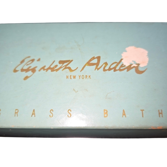 VINTAGE NIB Unused Elizabeth Arden Set of Three Blue Round Bluegrass Bath Soaps - Picture 2 of 6